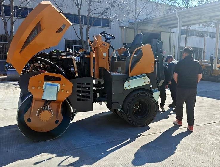 3月18日，哈薩克斯坦客戶來廠體驗考察5噸膠輪壓路機